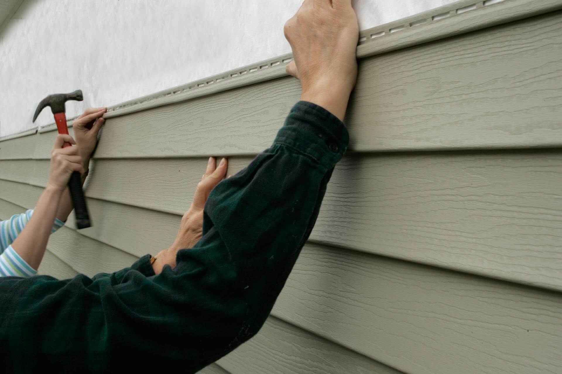 Benefits Of Hiring Local Siding Contractor For Your Home In Michigan 